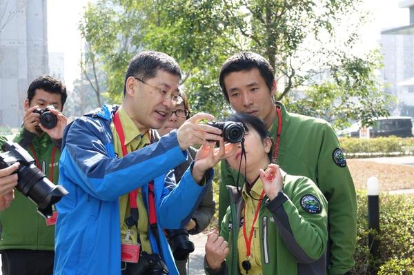 外で撮影の実践をする様子