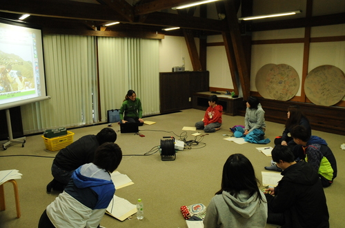 大学生向けに講話する様子