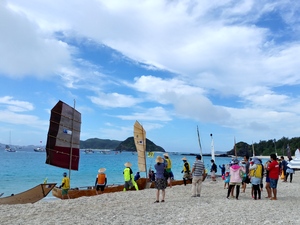 サバニレース スタート前 ビーチに並ぶサバニ