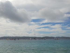 滑るように走って視界から消えていくサバニ