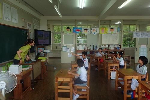 教室で授業する様子