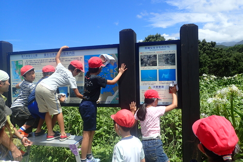 看板清掃をする様子