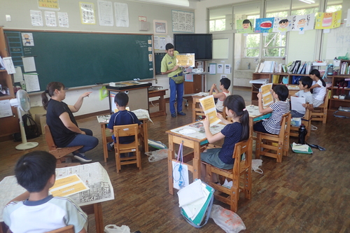 教室で貝の標本作りをする様子