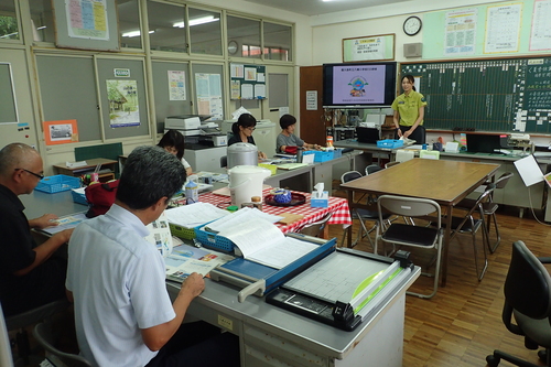 職員室で教員を前に話す様子