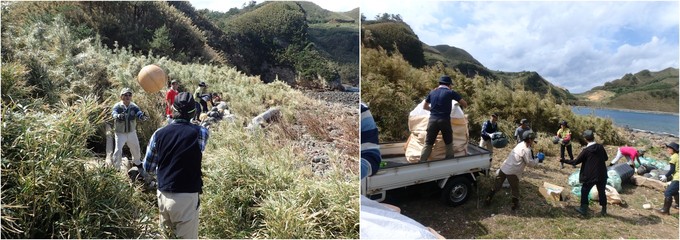 バケツリレーでゴミを回収する様子