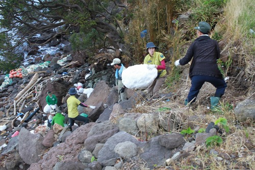 バケツリレーでゴミを回収する様子