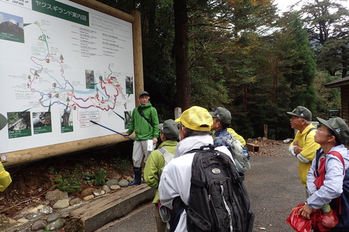 入口案内図でレクチャーをする様子