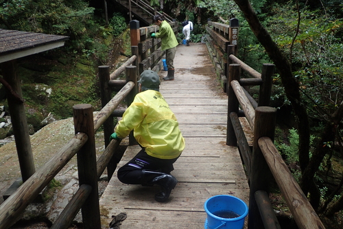 橋を清掃する様子