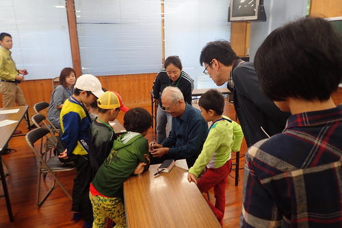 久保田氏が子どもたちにマーキングをして見せる様子