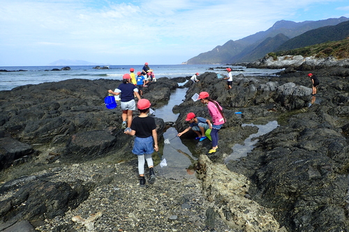 栗生塚崎海岸でビンゴゲームをする様子