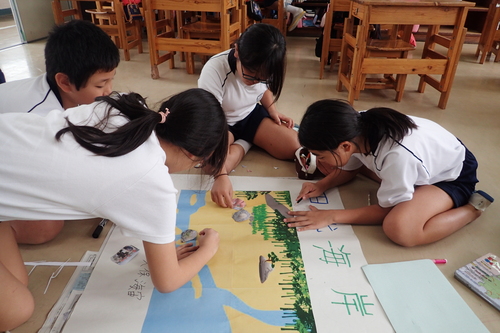 田代海岸の生き物地図を作成する様子