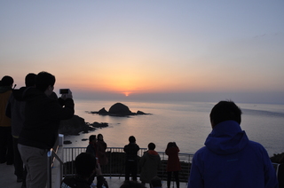 朝日を待つ参加者（2019年3月撮影）