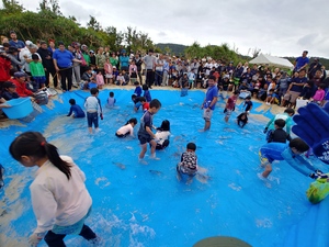 魚のつかみ取り　座間味村　海開き