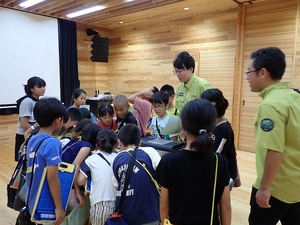 ケラマトカゲモドキ観察会　興味津々な子供達