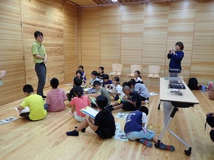 ケラマトカゲモドキについてお話しを聞く子供達