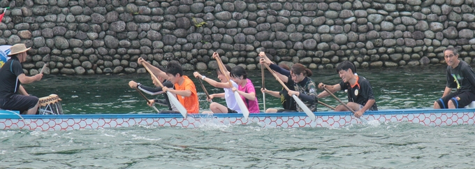 必死にボートを漕ぐ様子