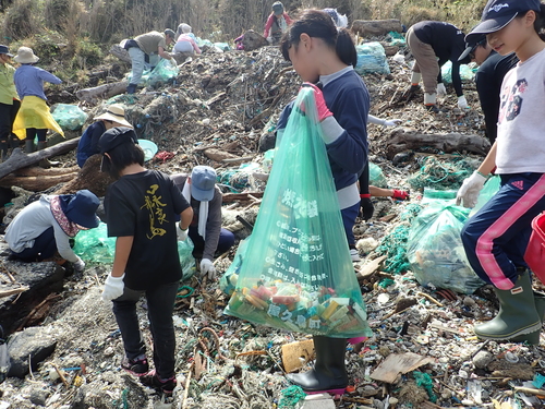 ライターを集める子ども