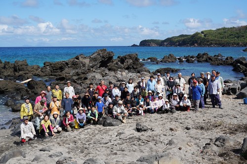島民との集合写真