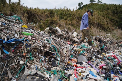西之浜に打ち上がった大量のゴミ