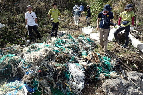 集めた漁網とロープ