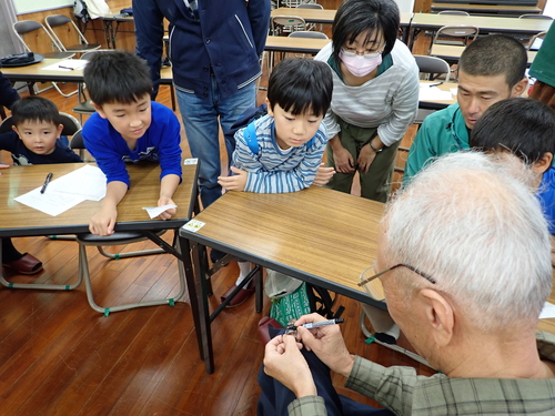 マーキングのお手本を見つめる参加者