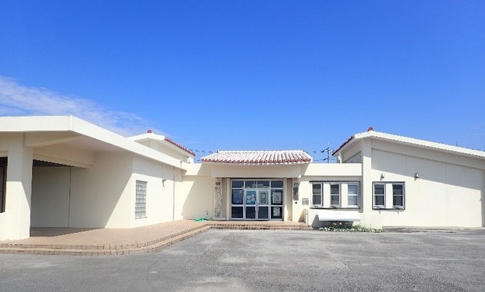 国際サンゴ礁研究・モニタリングセンター 白い壁と赤瓦屋根が目印です!