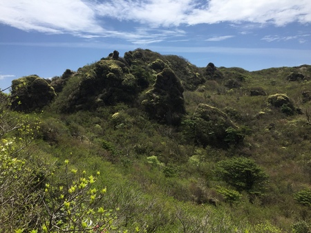 青空をバックにした雲仙の山