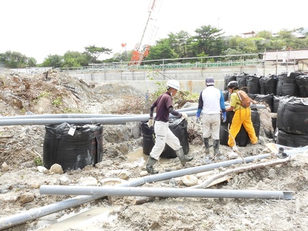 配管作業をしているところ