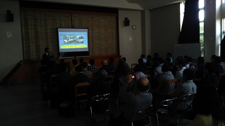 沖縄県立辺土名高校の東先生による講演の様子（2017年12月26日撮影）