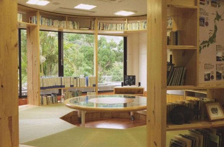 センター内の図書ライブラリ