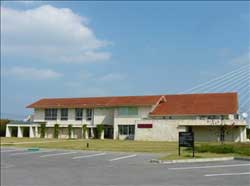 写真:漫湖水鳥・湿地センター外観