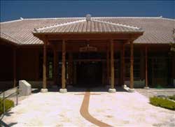 写真:竹富島ビジターセンター「竹富島ゆがふ館」外観